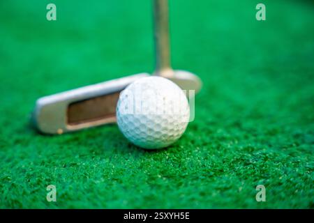 Clubs et balles de mini-golf sur gazon artificiel. Vacances en famille ou Resort. Banque D'Images