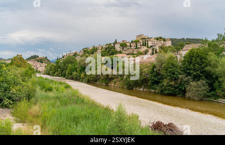 Paysage autour de Vaison-la-Romaine, une ville du département du Vaucluse en Provence dans le sud-est de la France. Banque D'Images
