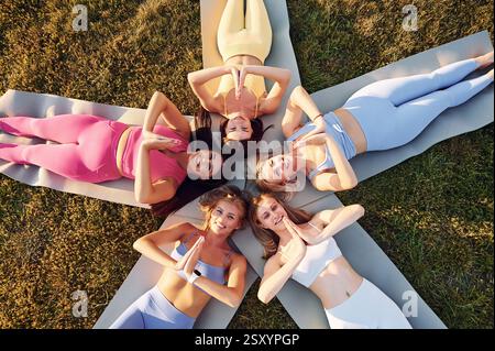 Vue de dessus. Groupe de femmes ont la forme physique en plein air sur le terrain ensemble. Banque D'Images