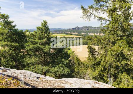 Sur le Kaiserkrone avec vue panoramique, en arrière-plan le Schrammsteine, Reinhardtsdorf-Schoena, Suisse saxonne, Saxe, Allemagne, Europe Banque D'Images