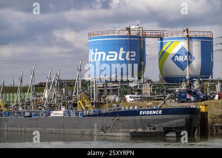 Port canal, installations de chargement, parc de réservoirs pour les produits pétroliers de Ruhr Oel GmbH, BP Gelsenkirchen, raffinerie, canal Rhin-Herne, Gelsenkirchen, Banque D'Images