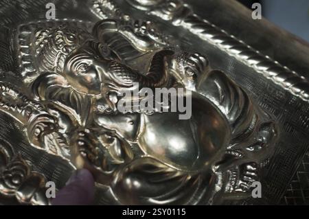 L'habillage du Seigneur Ganesh sur plaque de cuivre Pune Maharashtra Inde Asie Feb 2012 Banque D'Images