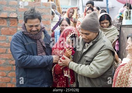 Fonction de mariage hindou vidaai Uttar Pradesh Inde Asie Banque D'Images