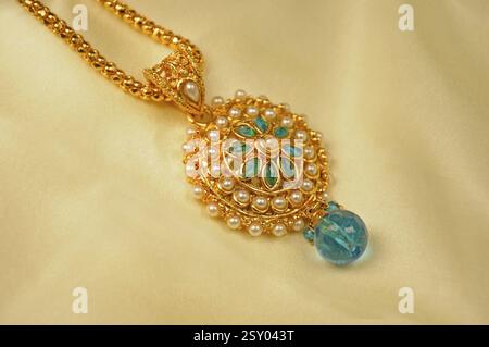 Pendentif perle avec chaîne dorée, bijoux traditionnels indiens Banque D'Images
