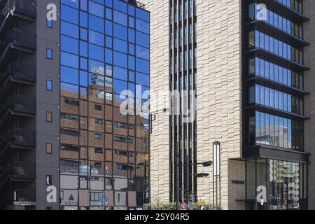 Les bâtiments en verre, Tokyo, Japon Banque D'Images
