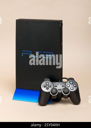 Pavia, Lombardie, Italie - 27 décembre 2024 : console de jeux Sony PlayStation 2, la console la plus vendue de tous les temps avec 160 millions d'unités vendues. Illustré a Banque D'Images