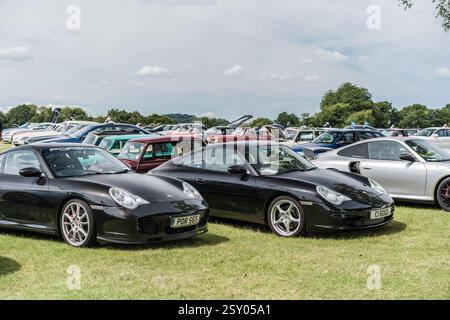 Tarporley, Cheshire, Angleterre, 28 juillet 2024. Une rangée de Porsche 911 est exposée lors d'une rencontre automobile. Banque D'Images
