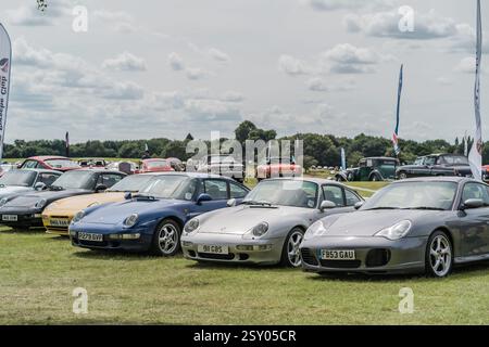 Tarporley, Cheshire, Angleterre, 28 juillet 2024. Une rangée de Porsche 911 est exposée lors d'une rencontre automobile. Banque D'Images