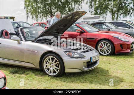 Tarporley, Cheshire, Angleterre, 28 juillet 2024. Une Honda S2000 grise est affichée lors d'une vente aux enchères de voitures classiques. Banque D'Images