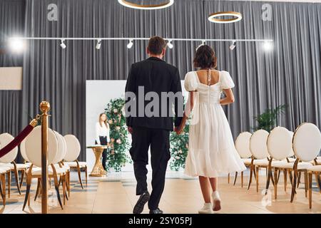 Vue arrière. Belle mariée avec son fiancé est sur le mariage. Banque D'Images