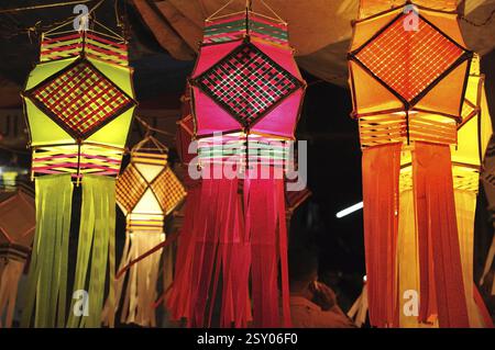 Lanternes suspendues à vendre au Festival de diwali à Mumbai maharashtra Inde Banque D'Images