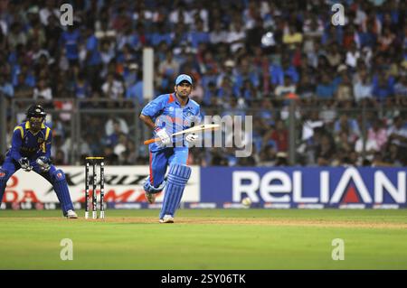 Batsman M S Dhoni joue le capitaine sri-lankais Wicketkeeper Kumar Sangakkara ICC Cricket World Cup Wankhede Stadium Mumbai Banque D'Images