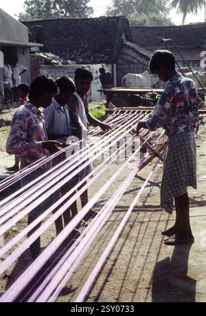 Enlever les nœuds et sécher le fil de soie, Kanchipuram, Tamil Nadu, Inde, Asie Banque D'Images