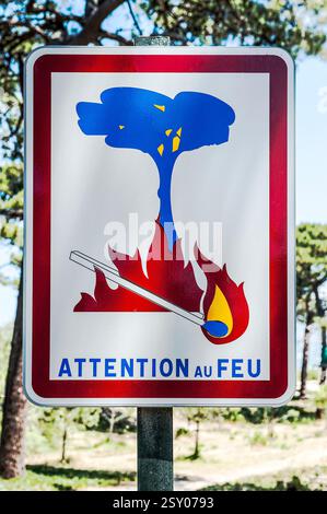 Attention au feu signe en France dans la zone boisée Banque D'Images