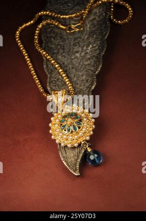 Pendentif perle avec chaîne dorée, bijoux traditionnels indiens Banque D'Images