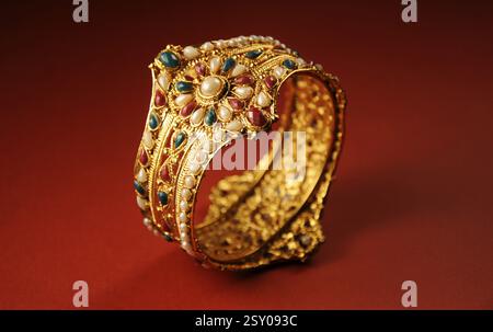 Bracelet or de mariage indien, bijoux traditionnels indiens Banque D'Images