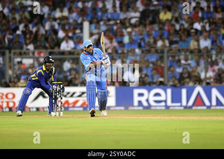 Batsman M S Dhoni joue Shot Sri Lanka Wankhede Wicketkeeper Kumar Sangakkara ICC Cricket World Cup Wankhede Stadium Mumbai Banque D'Images