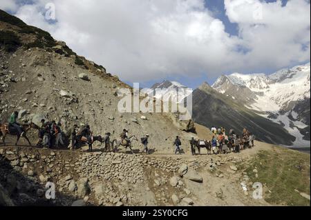 Pèlerin naga koti au lac sheshnag, amarnath yatra, Jammu Cachemire, Inde, Asie Banque D'Images