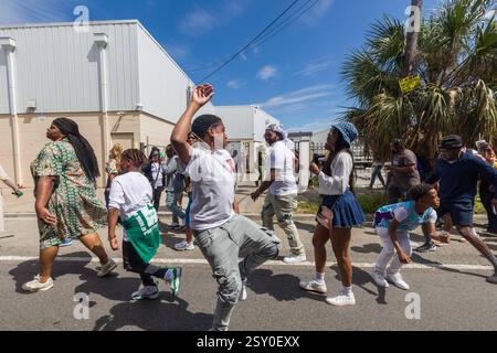 États-Unis, Louisiane, Nouvelle-Orléans, quartier de Trémé, Ole & Nu style Fellas second Line, défilé public au rythme d'un groupe de cuivres appelé second Line et suivi par une foule colorée la-Nouvelle-Orléans, USA le 21 février 2025. Photo de Pascal Avenet/ABACAPRESS. COM Credit : Abaca Press/Alamy Live News Banque D'Images