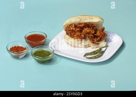 Croustillant Kanda bhaji, Pyaj Pakode, pakoda d'oignon frit, oignon bhaji avec pav ou bread.delicious Street food, snack indien à la mousson servi avec tomate K. Banque D'Images