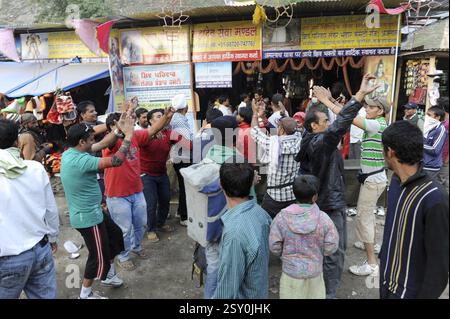 Pèlerin dansant pendant amarnath yatra, Jammu Cachemire, Inde, Asie Banque D'Images