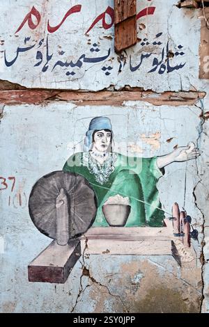 Filage de la laine femme peinture sur mur, Jammu-et-Cachemire, l'Inde, l'Asie Banque D'Images