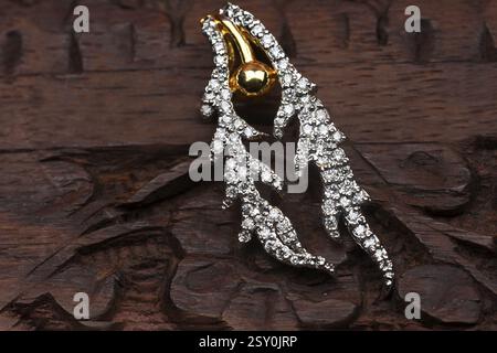 Bijoux de diamant sur fond de bois, bijoux de diamant, pendentif de diamant, bijoux traditionnels indiens d'or, bijoux indiens de mariage Banque D'Images