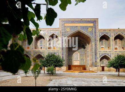 Belle madrassah avec cour intérieure à Registan vieux complexe de place publique au coeur de la ville antique Samarkand, Ouzbékistan. Tourisme et voyages c Banque D'Images