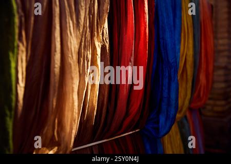Foulards colorés en soie traditionnelle ouzbek jaune bleu et rouge au bazar artisanal local dans la vieille ville de Khiva en Ouzbékistan Banque D'Images