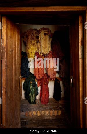 Fil de soie jaune rouge et vert coloré dans un atelier local à la vieille ville de Khiva en Ouzbékistan Banque D'Images