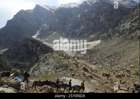 Pèlerin naga koti au lac sheshnag, amarnath yatra, Jammu Cachemire, Inde, Asie Banque D'Images