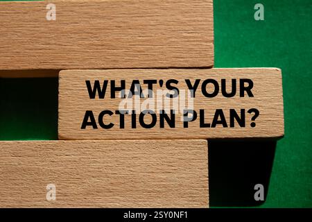 Quel est votre message de plan d'action écrit sur bloc de bois sur fond vert. Conceptuel quel est votre symbole de plan d'action. Copier l'espace. Banque D'Images