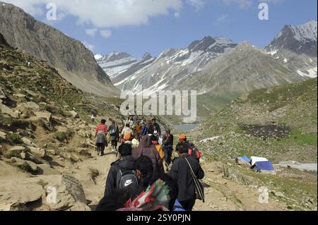 Pèlerin naga koti au lac sheshnag, amarnath yatra, Jammu Cachemire, Inde, Asie Banque D'Images