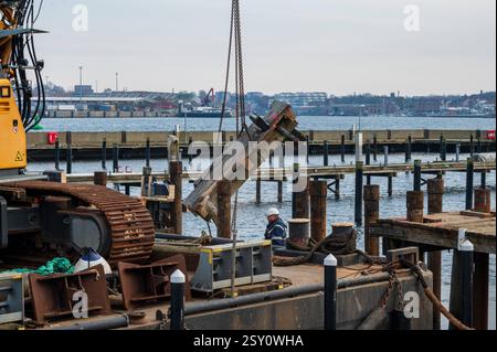 Kiel, Deutschland, 20. Fév. 2025 Kieler Hafen im Februar 2025 Im Bereich des historischen Olympiahafen werden die Liegeplätze erneuert. *** Kiel, Allemagne, 20 février 2025 Port de Kiel en février 2025, les postes d'amarrage du quartier historique du port olympique sont en cours de rénovation Banque D'Images