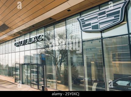 Almaty, Kazakhstan - 21 février 2025 : showroom des voitures Cadillac. Constructeur automobile Banque D'Images
