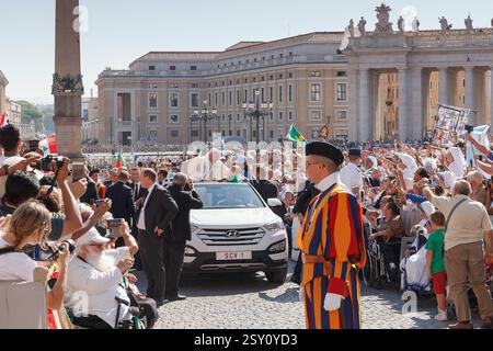 Le pape François Bergoglio caressant un enfant Cité du Vatican - 3 septembre 2016 : le pape François sur le nouveau décapotable, salue une foule de fidèles joyeux afflués à la place Pierre pour la célébration de la béatification de mère Teresa de Calcutta. Cité du Vatican Cité du Vatican Copyright : xGennaroxLeonardixPhotographyx Banque D'Images