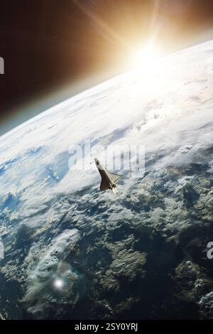 La navette spatiale décolle en orbite terrestre basse avec la lumière du soleil. Éléments de cette image fournis par la NASA. Banque D'Images