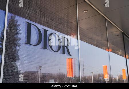 Almaty, Kazakhstan - 21 février 2025 : logo Dior sur une vitrine. Marque de mode Banque D'Images
