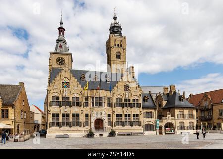 Mairie et place du marché, Diksmuide, Flandre occidentale, Belgique Banque D'Images