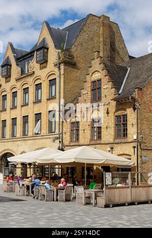Les gens dans le restaurant de café en plein air sur la place du marché, Diksmuide, Flandre occidentale, Belgique Banque D'Images