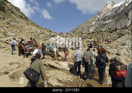 Pèlerin naga koti au lac sheshnag, amarnath yatra, Jammu Cachemire, Inde, Asie Banque D'Images