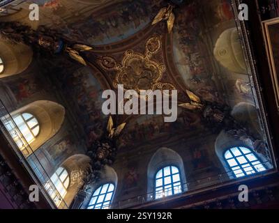 Vue vers le haut du plafond décoré avec soin dans le salon Denon du musée du Louvre, où des motifs ornementaux dorés Banque D'Images