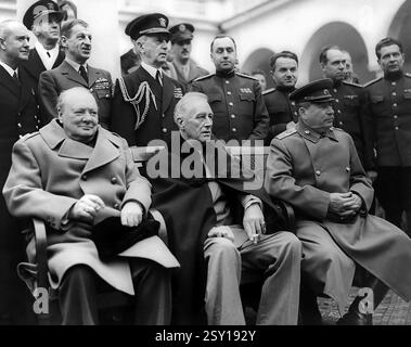 Le premier ministre britannique Winston Churchill, l'américain Pesident Franklin d Roosevelt et le premier ministre soviétique Josef Staline se réunissent lors de la conférence des « trois grands » de Yalta en février 1945, préparant des plans pour la défaite finale de l'Allemagne nazie Banque D'Images