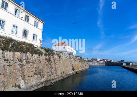 Europe, Portugal, région d'Oeste, Peniche, l'Autorité portuaire et bâtiment de la police maritime avec le mur de la mer fortifié Banque D'Images