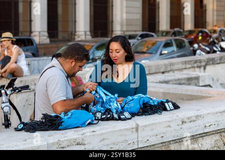 Guide touristique distribue des audioguides aux touristes. Rome, Italie - 16 juin 2019 : Ponte Sisto, un guide distribue des audioguides à une femme avant de commencer une visite de la ville. Rome RM Italie Copyright : xGennaroxLeonardix Banque D'Images