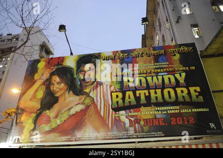 Affiche de film de rowdy rathore, liberty cinema, Mumbai, Maharashtra, Inde, Asie Banque D'Images