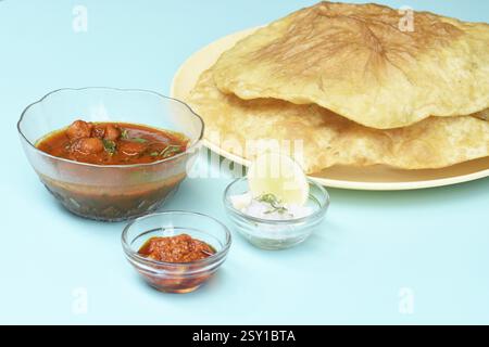 Curry de pois chiches épicés également connu sous le nom de Chole Bhatura et Chana Masala ou Chole ou Chickpeas Masala curry, déjeuner traditionnel du nord de l'inde Banque D'Images