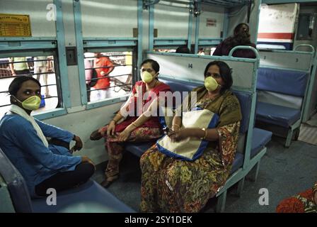 Les navetteurs ont couvert le visage d'un masque de protection contre la grippe porcine, Bombay Mumbai, Maharashtra, Inde 12-août-2009 NOMR Banque D'Images