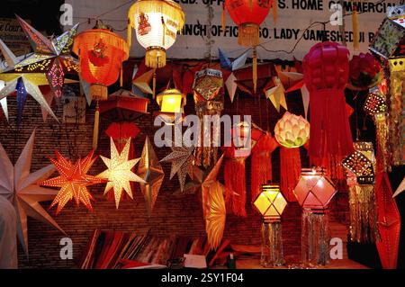 La pendaison de lanternes à vendre à diwali Festival à Mumbai Maharashtra Inde Banque D'Images
