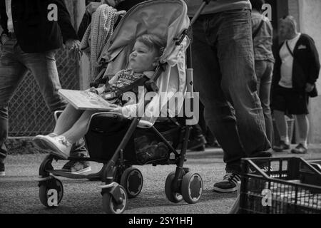 Bébé en poussette, riquewihr colmar, france Banque D'Images
